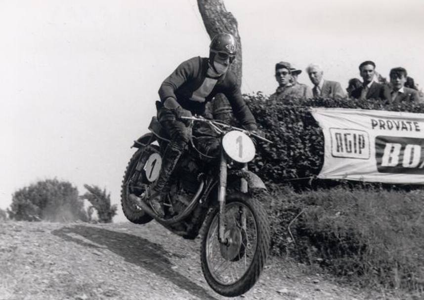 Gilera anche nel cross. Il cambio di traiettoria fu accelerato dopo l&#39;acquisizione della casa di Arcore da parte della Piaggio di Pontedera avvuno nel &#39;69.